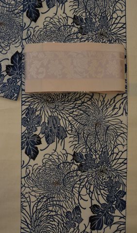 竺仙さんの白地に藍の「糸菊柄綿紅梅浴衣」に日本の美を感じます 