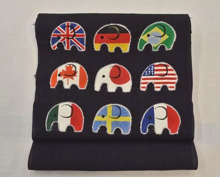 象さんを形どった世界国旗の帯