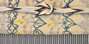 小粋な縞柄の江戸小紋を型絵染の帯でコーディネート