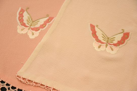 蝶の刺繍入り/ピンクと白のリバーシブル