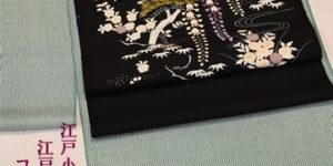 浅野栄一氏が染めた江戸小紋を江戸刺繍の黒地御所解き柄の塩瀬帯でコーディネート
