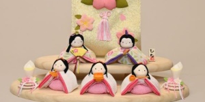 春を待つお雛様/ぽてりひな木製台飾りセット(巾約34センチ㎝)￥22,000