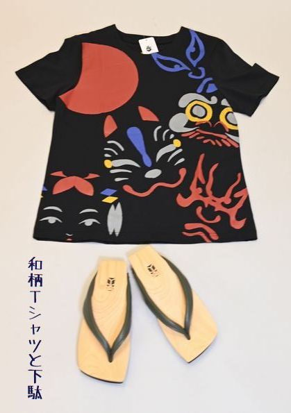 和柄Tシャツ/日本万歳・ブラック￥3,300　茶心下駄￥17,600