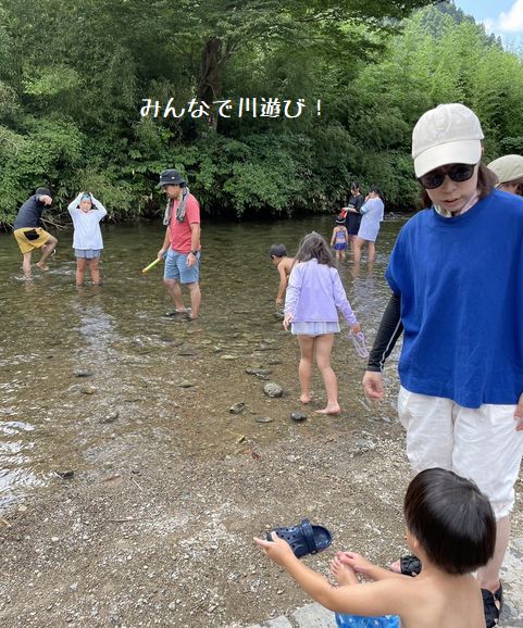 大人も子供も川遊び