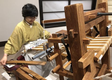 結城紬の地機（じばた）織機