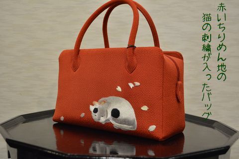 赤いちりめん地の猫の刺繍は入ったバッグ