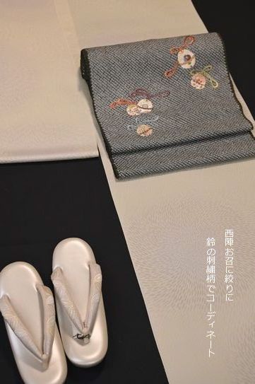 西陣お召の着物に絞りに鈴柄の刺繍帯でコーディネート