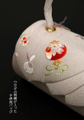 女の子用の刺繍バッグ