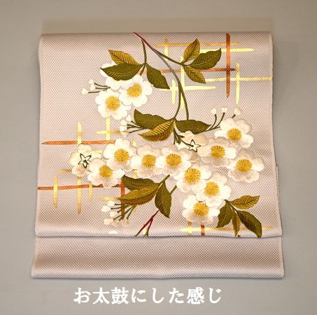 ys7174170; 銀通し　毬に桜模様刺繍振袖 最高級古典柄振袖 関芳⁄最高級金彩刺繍絞り友禅 白⁄ボルドー 藤⁄桜⁄菊