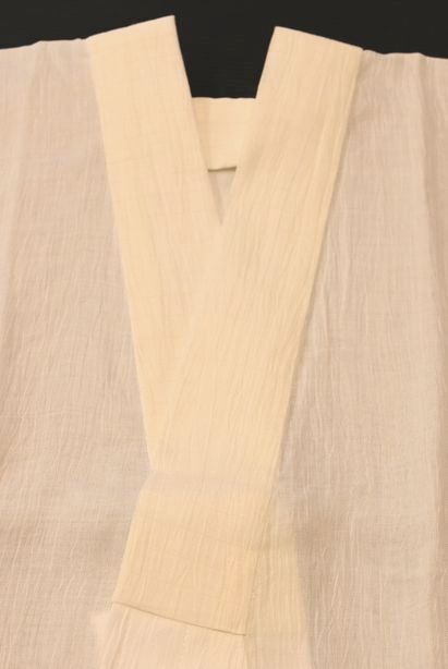 麻半じゅばんに絽麻半衿が付けられている