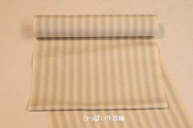白っぽい縞柄の牛首紬