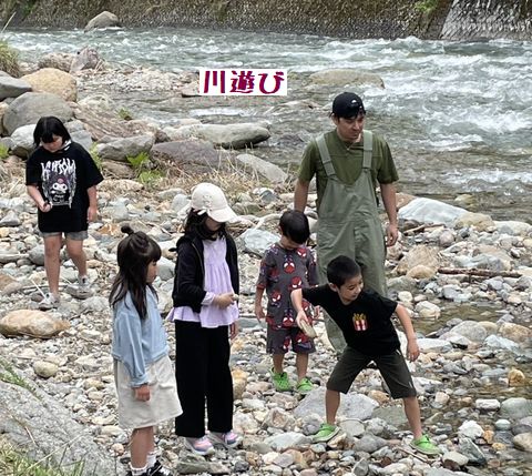 孫達と川遊び