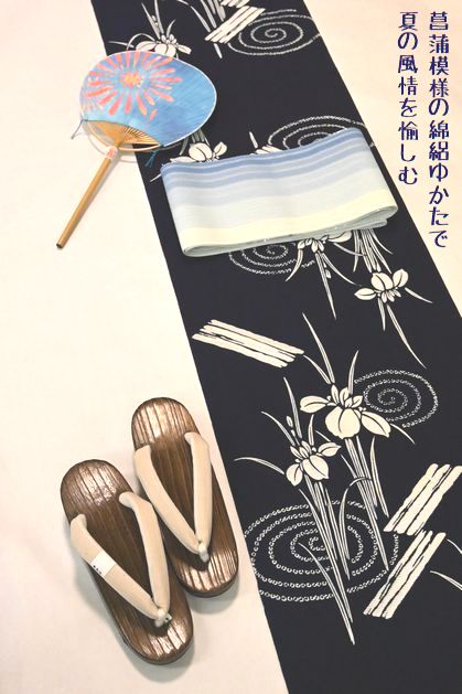 紺地一色の菖蒲模様の綿絽ゆかたで夏の風情を愉しむ
