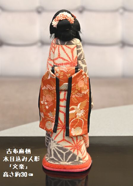 文楽木目込みひな人形の後ろ姿