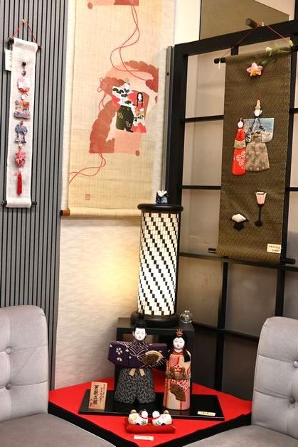 古布の生地で仕上げた木目込み雛人形展が始める
