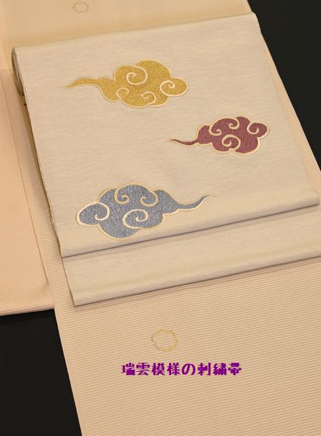 ピンクベージュ地の金彩雪輪小紋に合わせた瑞雲の刺繍帯で入学式の装い