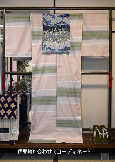 澤田麻衣子氏の型絵染の帯を伊那紬に合わせる