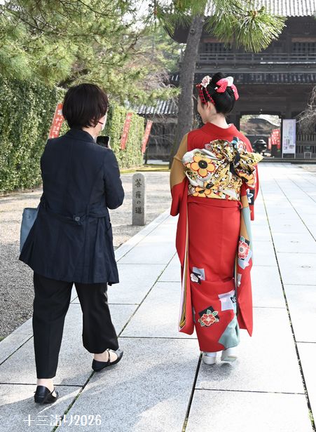 お振袖で十三詣りに臨む