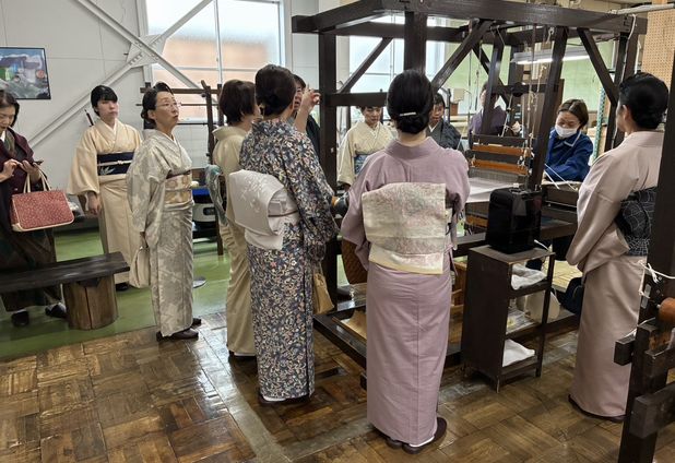 機織りの説明を聞く