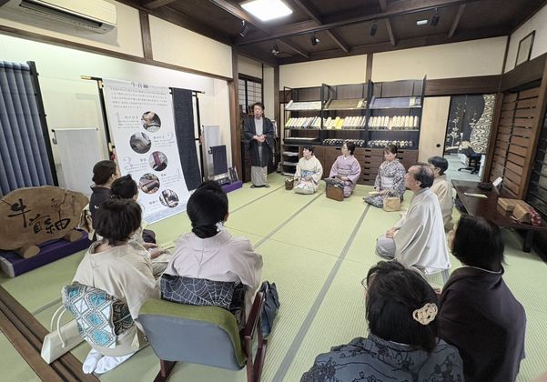 白山工房の前にある「加賀乃織座」で牛首紬の歴史などのお話しを聞く