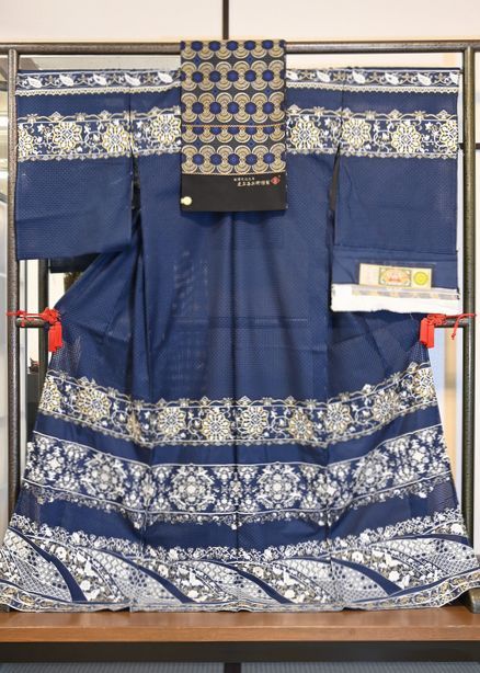 大島紬の生地に刺繍を加えた訪問着をコーディネート