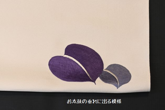 お太鼓の垂れにも模様が入る