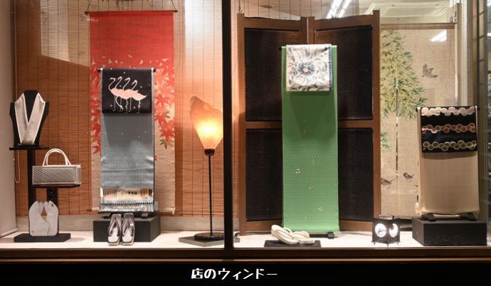 店のウィンドーを新しくする